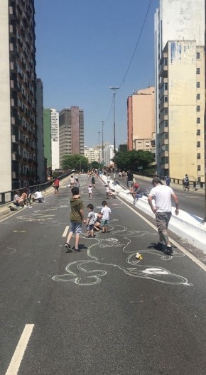 Elevado João Goulart (Minhocão), São Paulo SP Brasil, 1971. O design insuficiente: espaços disponíveis e o exercício transgressivo e inventivo