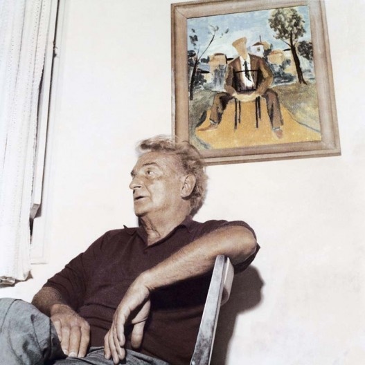 Bruno Giorgi com seu retrato pintado por Volpi ao fundo, 1972