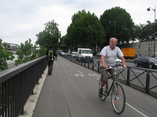 Espaço público em Paris, França