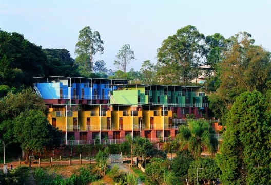Conjunto habitacional em Cotia, São Paulo, arquitetos Joan Villá e Silvia Chile, 2012