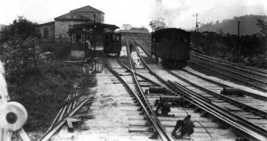 Pátio da Estação Raiz da Serra, início do primeiro plano inclinado do primeiro sistema funicular: manobra de serrabreque auxiliado por locobreque, s/d