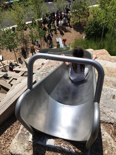 Crianças brincando em parquinho lúdico