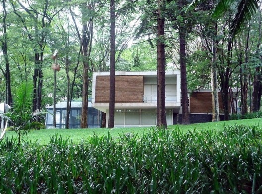 Elevação lateral da Fundação Maria Luísa e Oscar Americano com o anexo em estrutura metálica