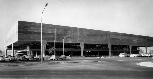 Edifício da FAUUSP da Cidade Universitária e sua característica “Caixa Paulista”