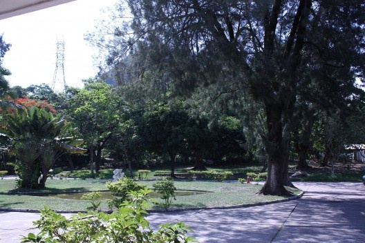 Sanatório de Curicica, entrada do sanatório com área arborizada, Rio de Janeiro. Arquiteto Sergio Bernardes