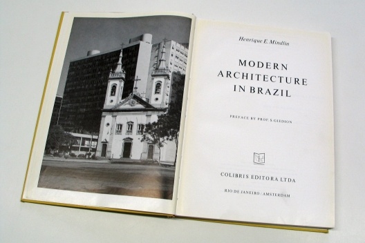 Página de rosto do livro Modern Architecture in Brazil, de Henrique Mindlin, prefácio de Siegfried Giedion