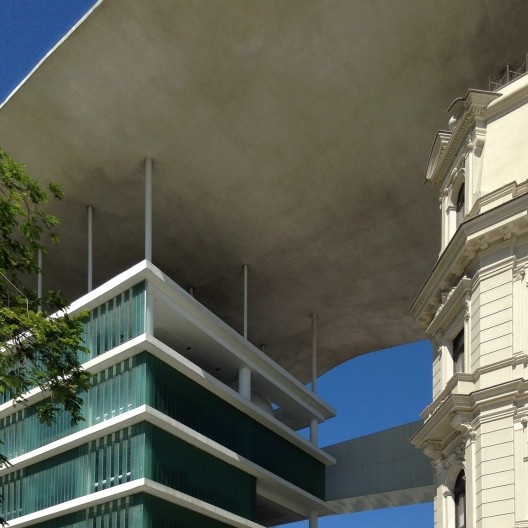 Museu de Arte do Rio – MAR, visão parcial da passarela de interligação dos edifícios novo e antigo, Rio de Janeiro. Escritório Bernardes & Jacobsen