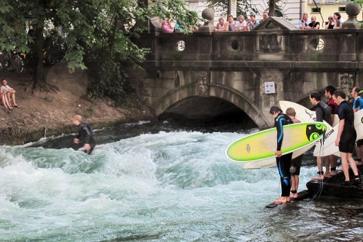 Uma grande novidade promovida pela inventividade técnica alemã foi a onda mecanicamente forçada no rio Isar, sob uma ponte em uma das extremidades do Englisch Garten, e na qual se pratica surfe