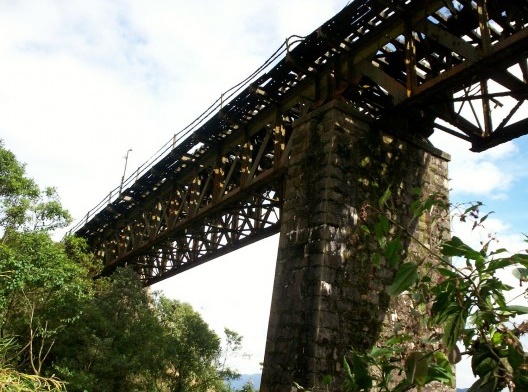 Situação de abandono em que se encontravam diversas instalações do segundo sistema funicular em 2007 e 2008