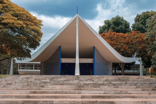 Igreja Nossa Senhora de Fátima, Brasília, 1958. Projeto de Oscar Niemeyer e painel de azulejos de Athos Bulcão