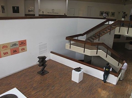Museu de Arte Moderna de Bogotá – MAMBO, espaços expositivos articulados pela escadaria. Arquiteto Rogelio Salmona