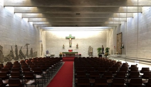 Igreja São Bonifácio, 1964-66, arquiteto Hans Broos. Vista do interior da nave