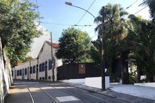 Trecho da Almirante Alexandrino entre o Largo do Guimarães e a rua Felício dos Santos. A direita o hotel Santa Teresa em um prédio provavelmente do período anterior à influência francesa