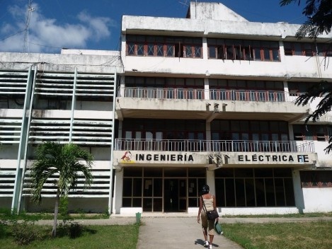 Cambio de carpintería en primer nivel, Facultad de Ingeniería Eléctrica, Universidad de Oriente (proyecto en ejecución en 2010)