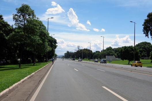 Enterro de Oscar Niemeyer, eixo rodoviário bloqueado, por volta de 15 h, com quase ninguém à beira da pista