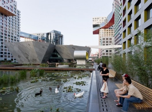 O Linked Hybrid do escritório Steven Holl Architects, projetado para Beijing, na China, 2009. Tetos verdes, espelhos d’água, espaços verdes semi-públicos, alta densidade, múltiplas funções, acessibilidade e integração dos edifícios, caracterizam co