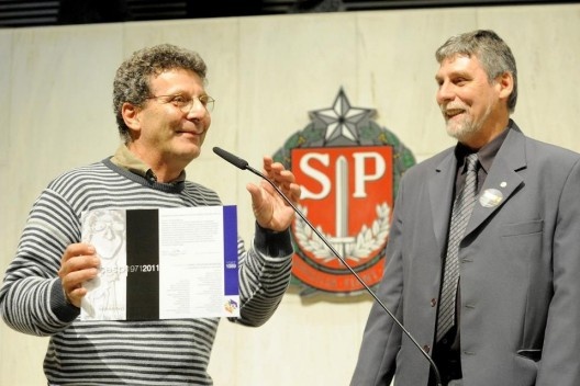 Daniel Amor e Nabil Bonduki, entregando diploma nas comemorações dos quarenta anos do Sasp