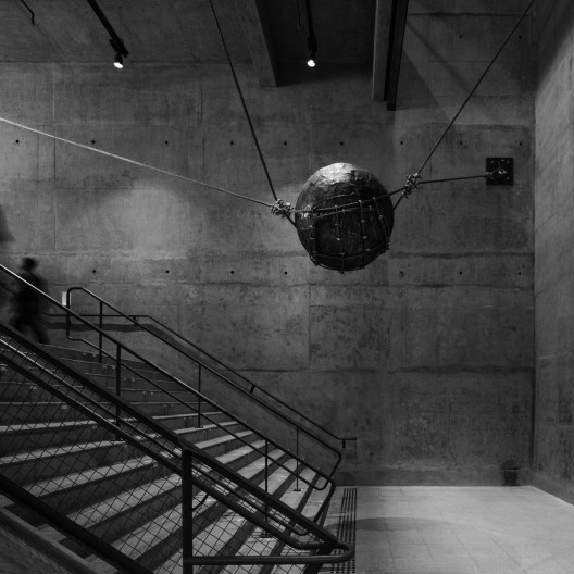 Ponto final, escultura de Elisa Bracher, Sesc 24 de Maio