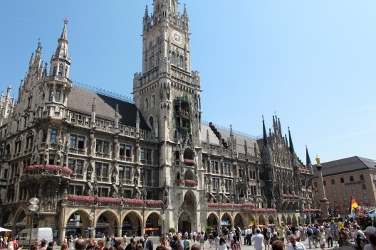 Prédio da Prefeitura em Marienplatz em cuja torre central insere-se o relógio de carrilhão com esculturas móveis, tradicional cartão postal do coração da cidade