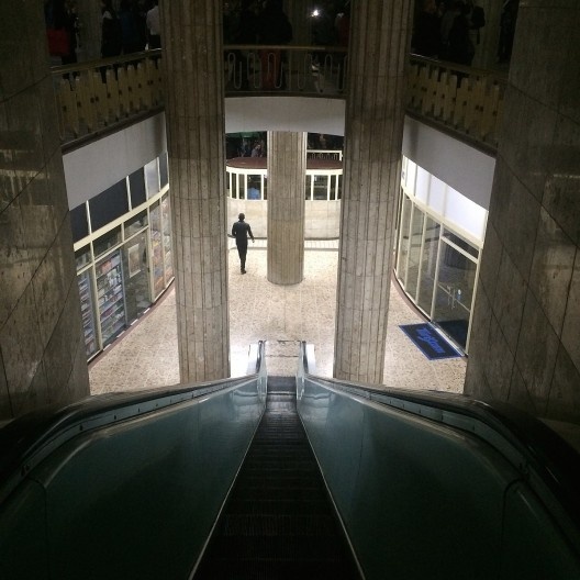 Do mezanino, o jovem cineasta observa o ladrão da “Menor sala de cinema do mundo” – obra de Rochelle Costi, propriedade do colecionador Mikhail Bronstein – andando no térreo, prestes a se misturar com o trânsito de pedestres da Avenida São Luis.