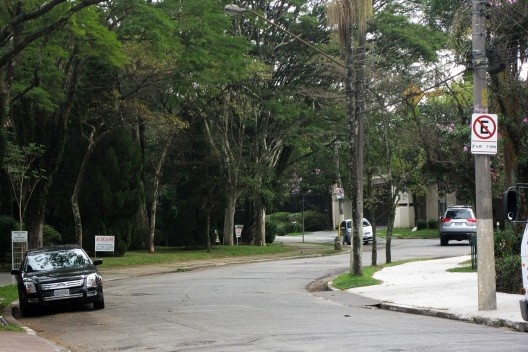 Arborização em rua sinuosa no Jardim América, 2012
