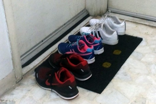 Calçados na porta de apartamento