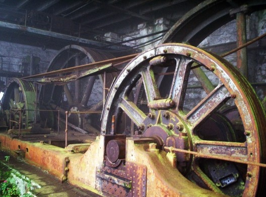 Acima, máquinas fixas do segundo sistema funicular na época de operação; abaixo, situação da casa de máquinas do quarto patamar em 2007