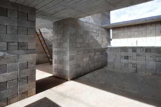 Sede de uma Fábrica de Blocos, Avaré SP Brasil, 2015. Arquitetos André Nunes, Anna Juni, Enk te Winkel e Gustavo Delonero (autores) / Vão Arquitetura