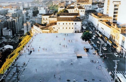 Foto montagem retirando o edifício projetado por Lelé