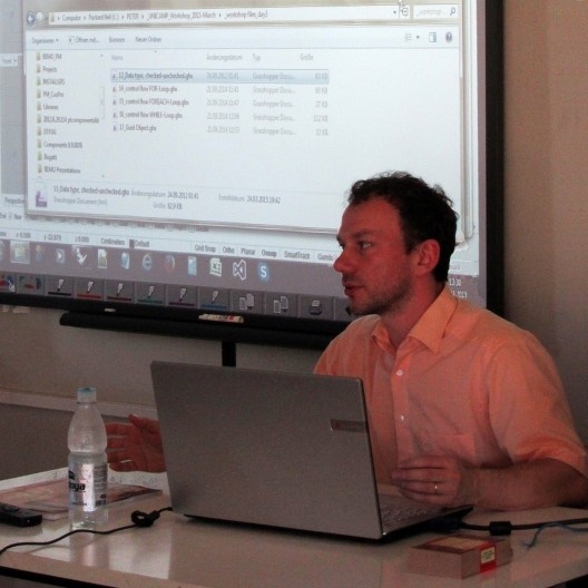 O arquiteto Peter Mehrtens durante workshop na Unicamp