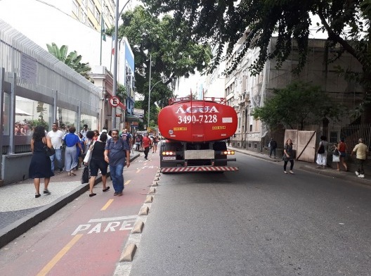 Caminhão pipa em Laranjeiras, bairro nobre do Rio de Janeiro, fevereiro 2020