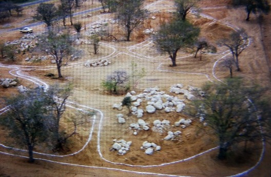 Crassuletum: desenho parcial dos caminhos observar distribuição das pedras e movimentos de terra