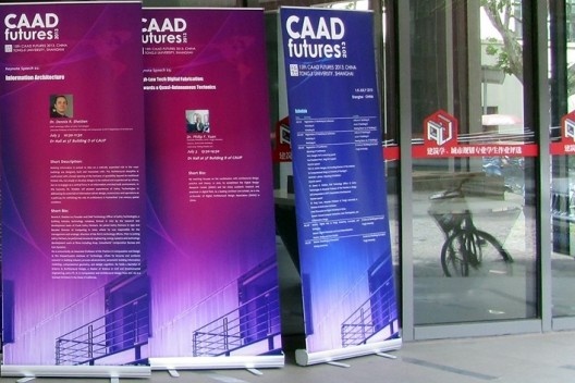 Cartazes da conferência na entrada do edifício da Faculdade de Arquitetura da Universidade Tongjui