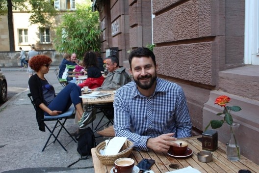 Milos Dimcic em um café em Stuttgart, durante a entrevista
