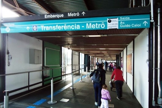 Placa de sinalização para intermodalidade entre trem e metrô