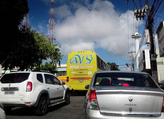 Disputa por espaço viário entre transporte público e privado