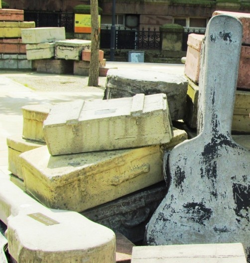 Monumento em frente ao Liverpool Institute, com a representação do violão de Paul McCartney no chão, à esquerda