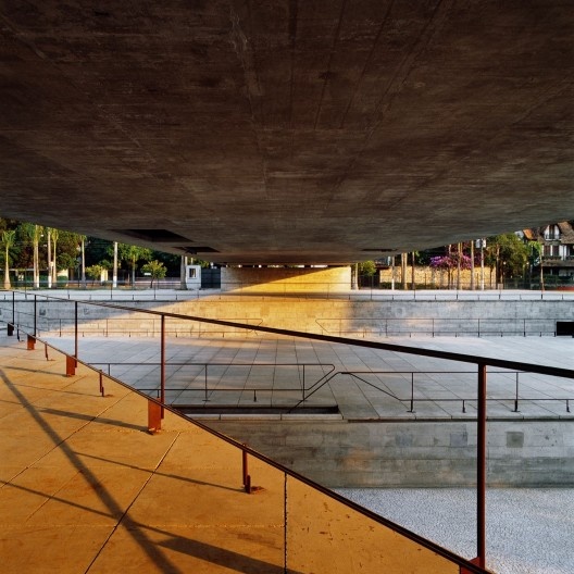 Museu Brasileiro da Escultura e da Ecologia — Mube, São Paulo SP, 1995. Arquiteto Paulo Mendes da Rocha
