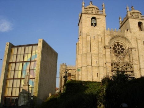 Fig. 1 - Casa dos 24, e Sé Catedral, fachadas Poente