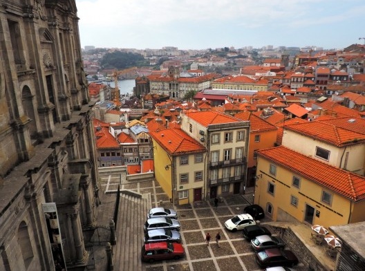 Porto, Largo do Colégio. Espaço público e casario do Morro da Sé reabilitados