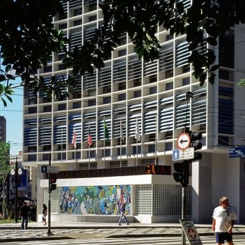 Edifício-sede do jornal \"O Estado de São Paulo\" (atual Hotel Jaraguá), São Paulo. Arquiteto Adolf Franz Heep, 1948