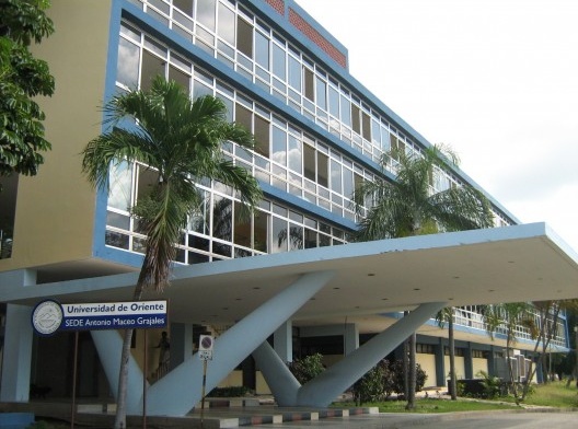 Edificio del Rectorado de la Universidad de Oriente, exponente representativo del Movimiento Moderno en Santiago de Cuba; del Arquitecto Eduardo Cañas Abril y Nujim Nepomechie.