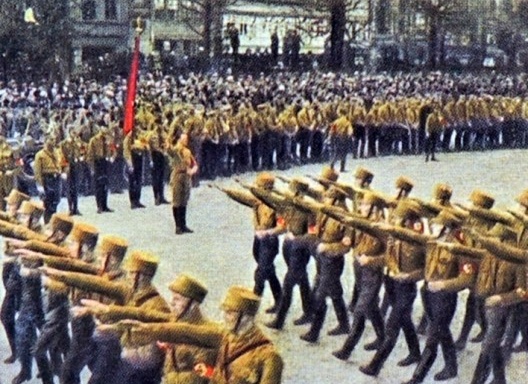 Desfile dos SA. As camisas marrons características foram adotadas porque as sobras da primeira guerra mundial eram baratas