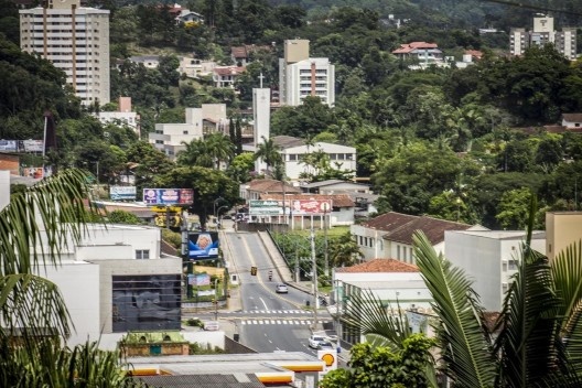 Igreja de Itoupava Seca / Igreja Martin Luther, Blumenau. Construída no período de 1953-1955, esta é a primeira obra de Hans Broos no Brasil. Atualmente, já não figura mais na paisagem com o mesmo destaque que tivera inicialmente