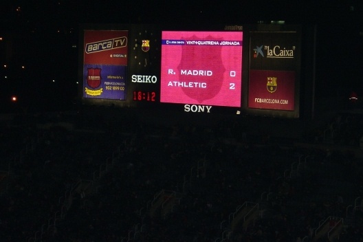 Placar do Camp Nou anunciando resultado parcial do jogo Real Madrid e Athletic de Madri