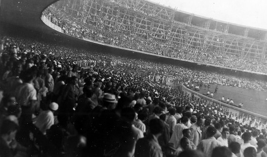 Inauguração do Maracanã com jogo entre as seleções paulista e carioca, 17 de junho de 1950, com estádio ainda em obras
