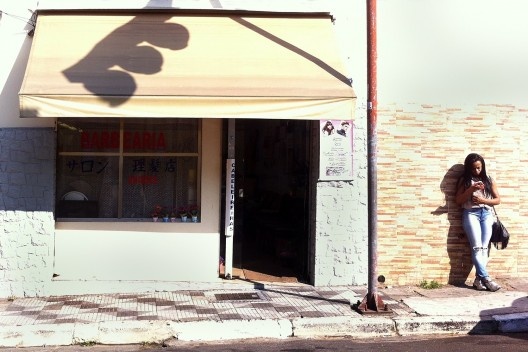 Barbearia no bairro da Liberdade, em São Paulo, reflete a proliferação de gêneros no mundo contemporâneo