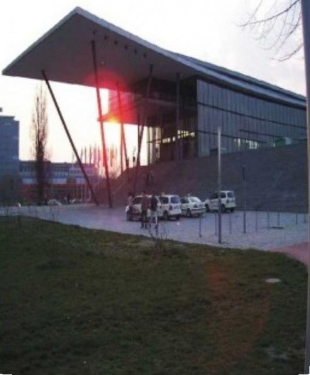 Valorização do caráter tecnológico do edifício, sistema estrutural metálico. Edifício governamental, Dresden, Alemanha