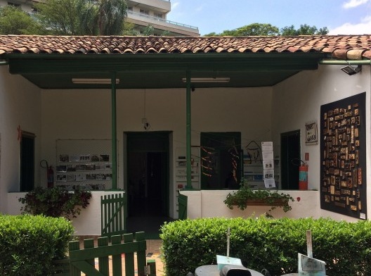 Alpendre frontal do Sítio Santa Luzia. Ao fundo, parte do edifício no lote lindeiro, em área desmembrada do lote original