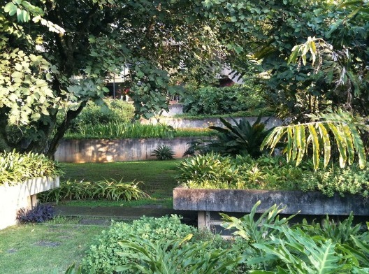 Residência e Escritório do Arquiteto, 1971, arquiteto Hans Broos. Vista do jardim tomada a partir da cobertura do escritório
